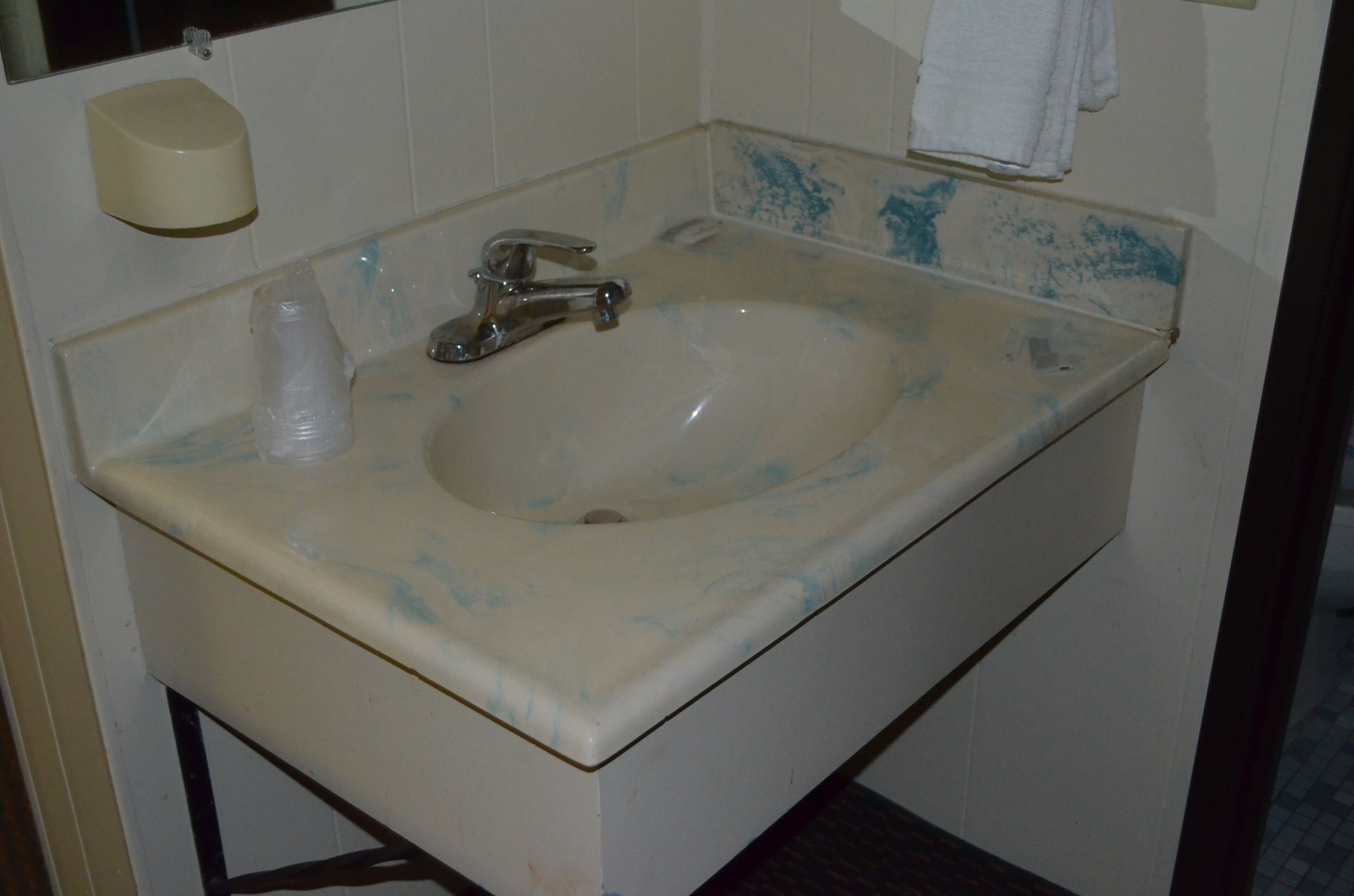 combined shower/bathtub, towels