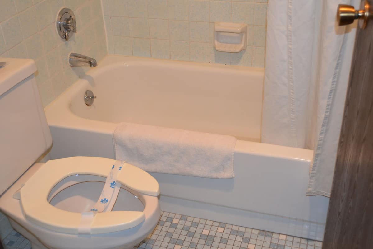 combined shower/bathtub, towels
