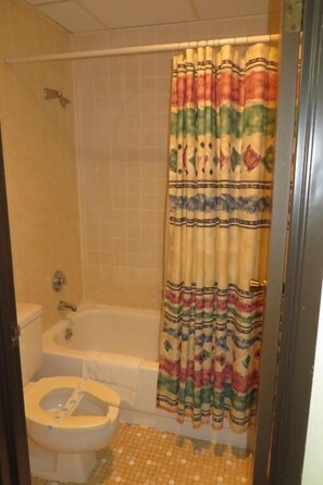 Combined shower/tub, towels