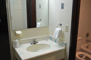 Combined shower/bathtub, towels