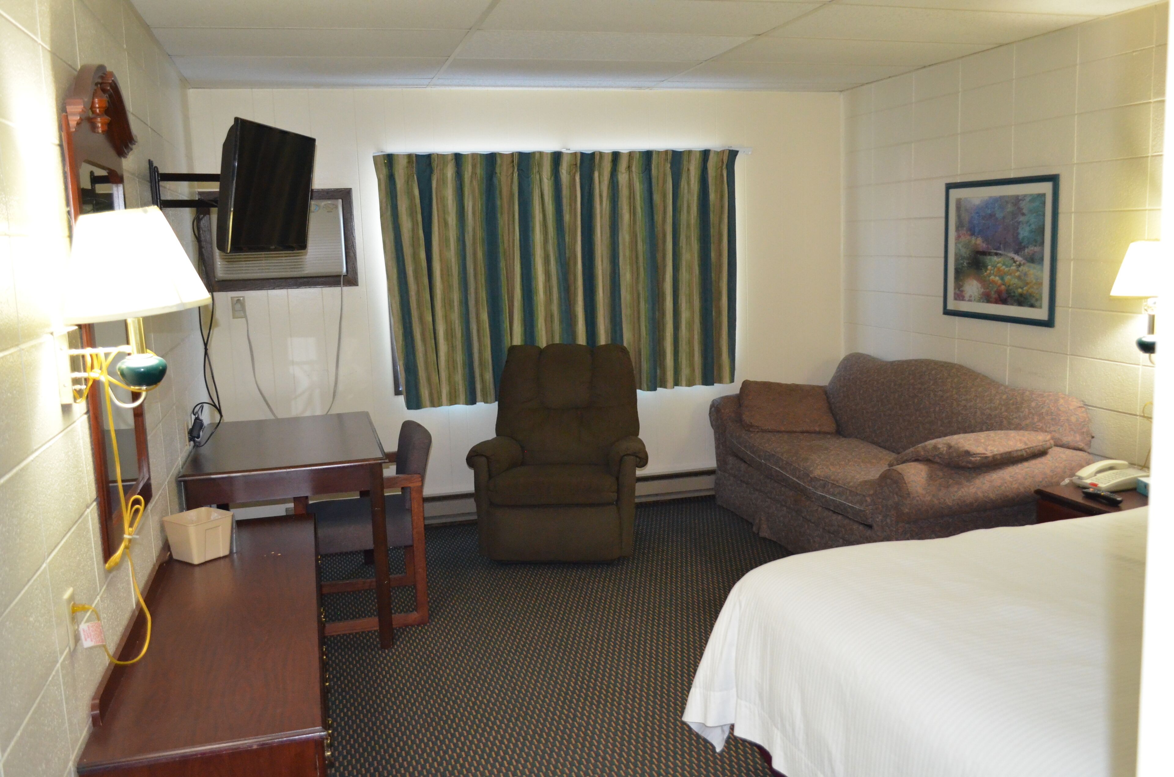 executive suite | down duvets, free wifi, bed sheets