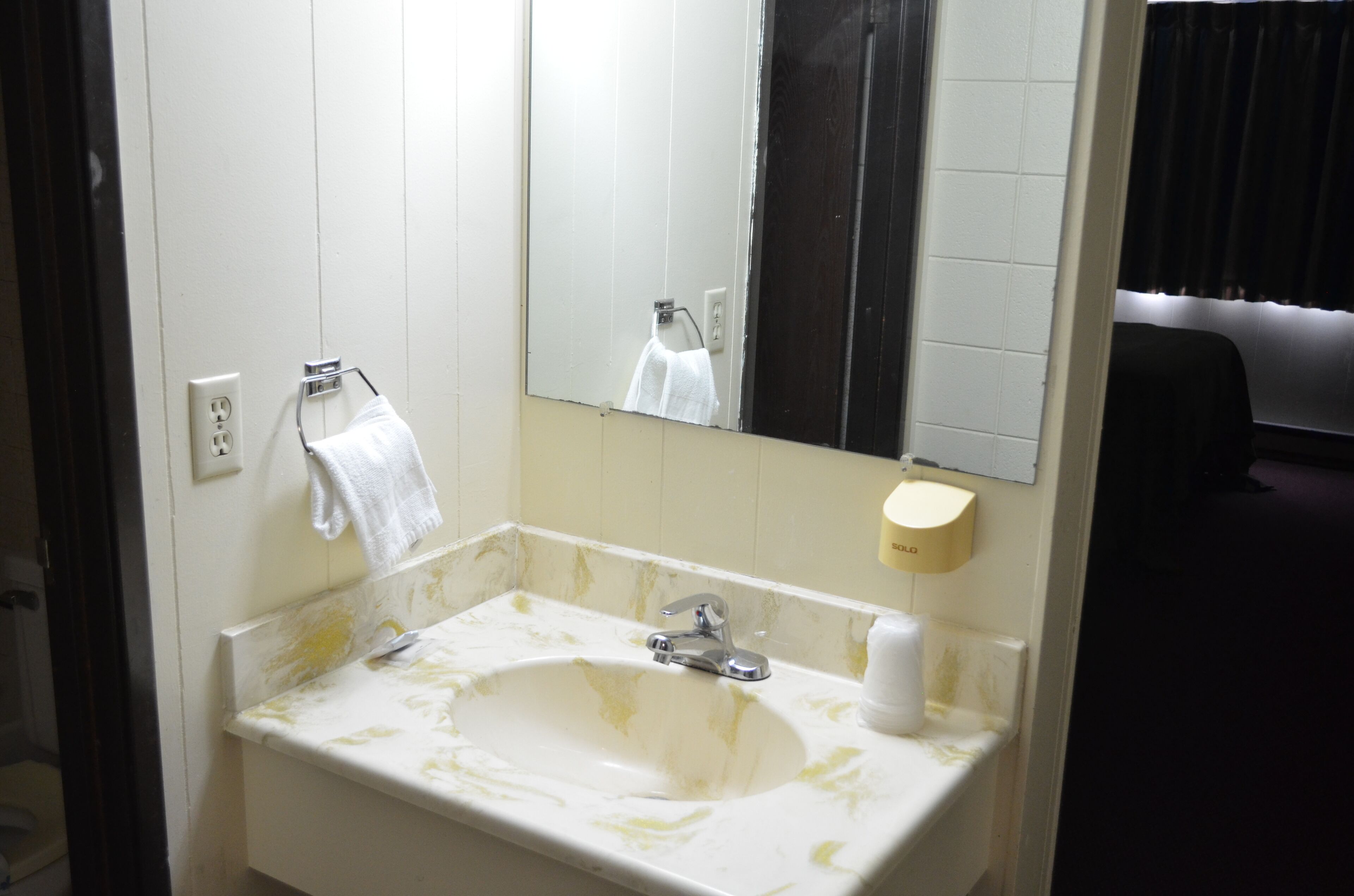 combined shower/bathtub, towels