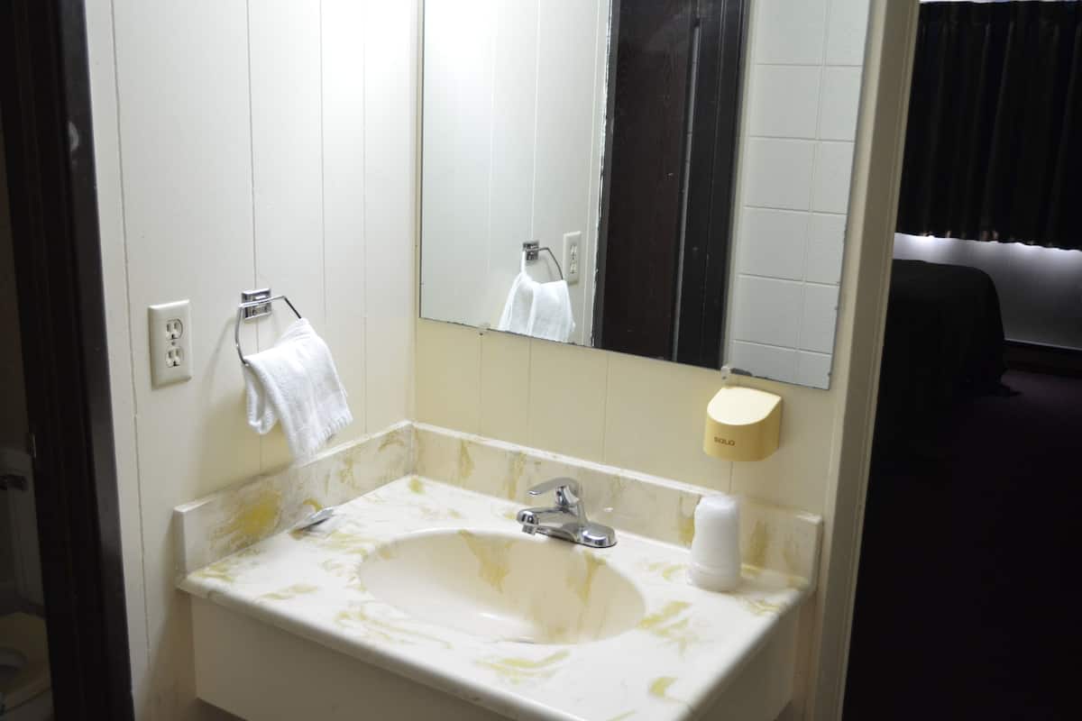 combined shower/bathtub, towels