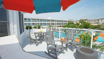 Suite (Lanai) | Living area | Flat-screen TV