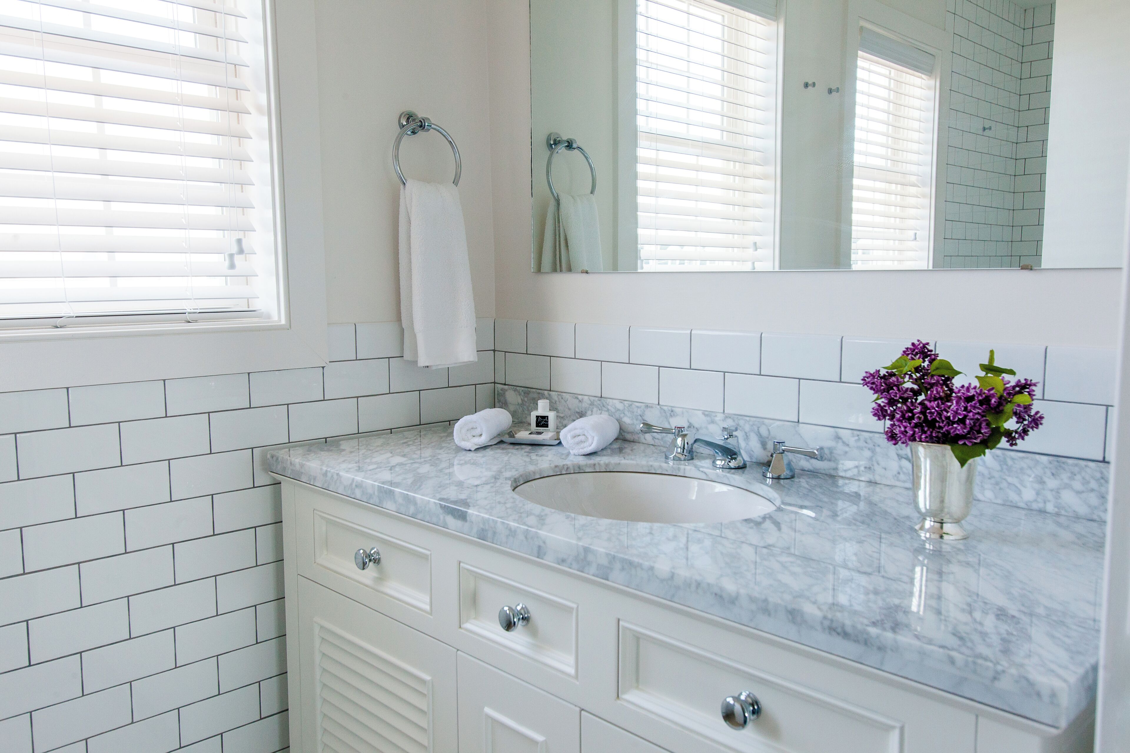 combined shower/bathtub, hair dryer, towels