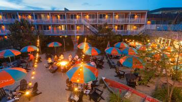 Breakfast, lunch and dinner served