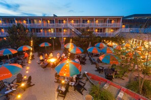 供应早餐、午餐和晚餐