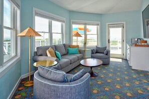 Suite (Lanai) | Living area