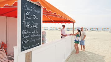 Perto da praia, areia branca, barracas de praia (sobretaxa)