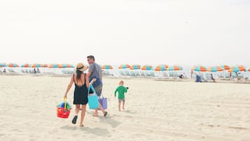 Tæt på stranden, hvidt sand, strandhytter (tillægsgebyr), liggestole