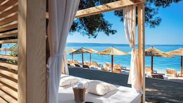 Sulla spiaggia, immersioni subacquee, snorkeling, sci nautico