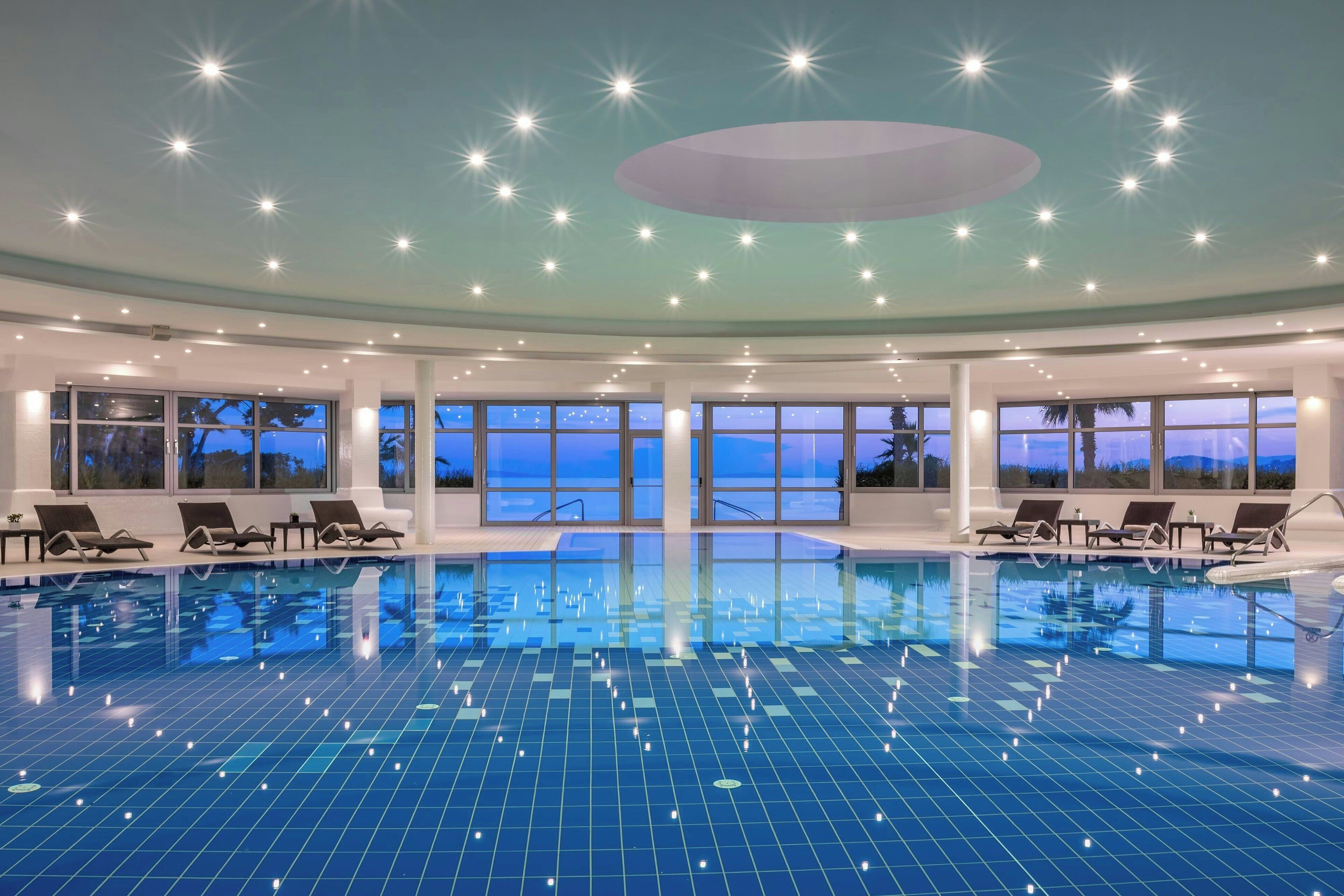 Inomhuspool och utomhuspool