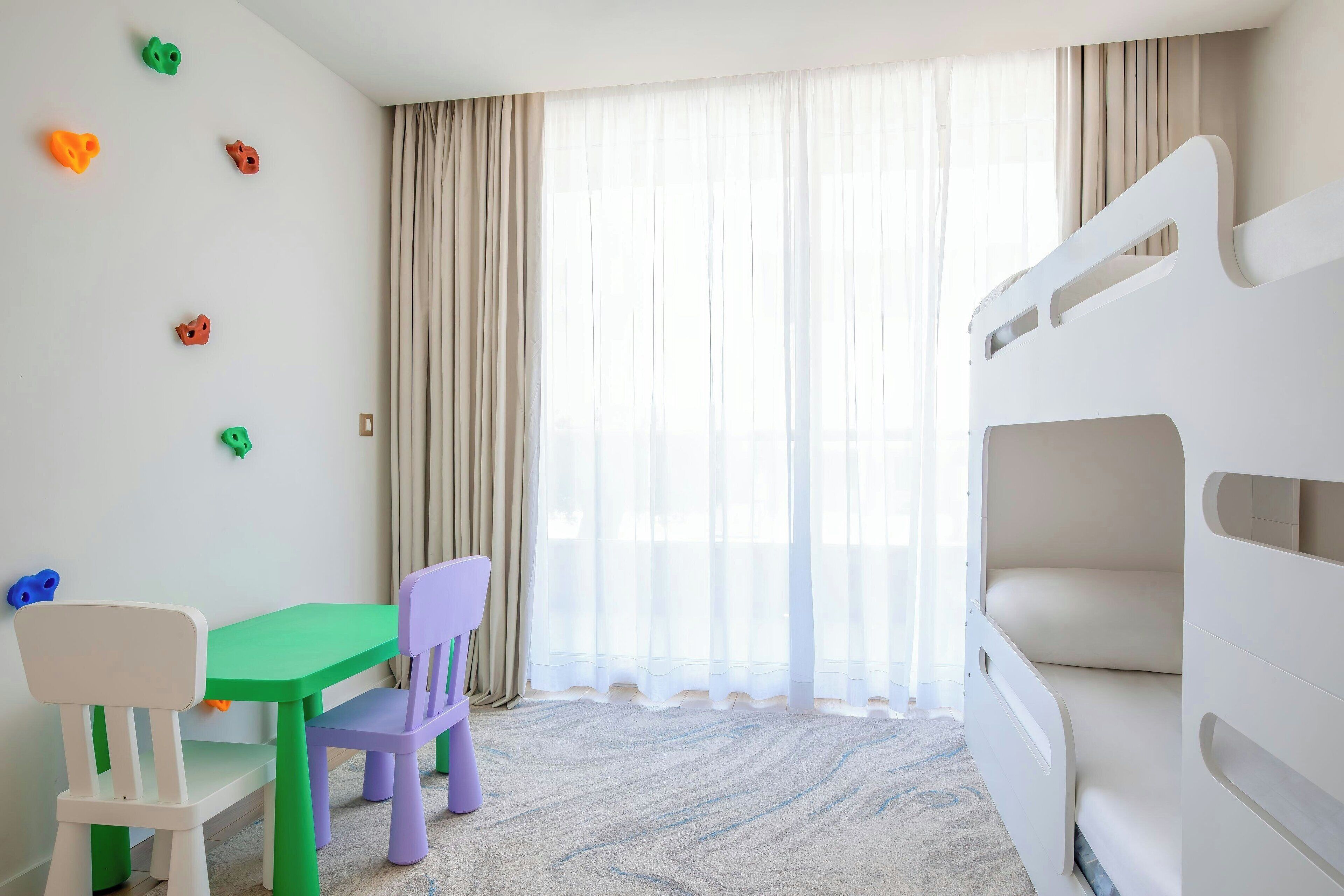 Family Suite, 3 Bedrooms, Balcony | Safe på rommet, strykejern/-brett, wi-fi (inkludert) og sengetøy