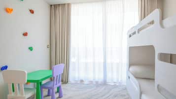 Family Suite, 3 Bedrooms, Balcony | Safe på rommet, strykejern/-brett, wi-fi (inkludert) og sengetøy