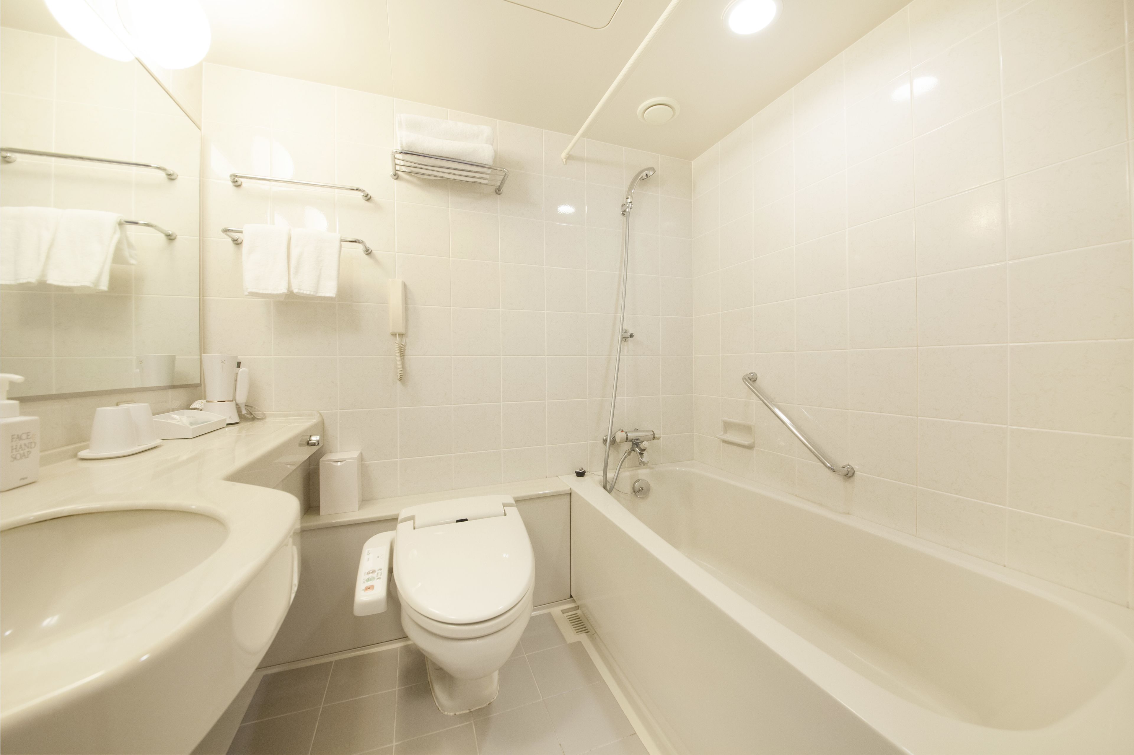 combined shower/bathtub, deep-soaking bathtub, free toiletries