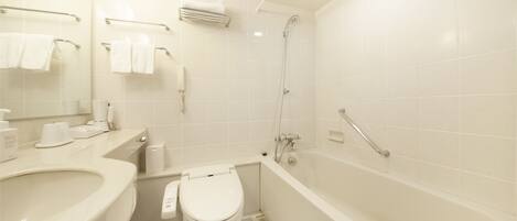 Un baño moderno con lavamanos, inodoro y bañera.