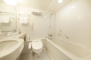 Bañera con ducha, bañera profunda, artículos de tocador gratuitos