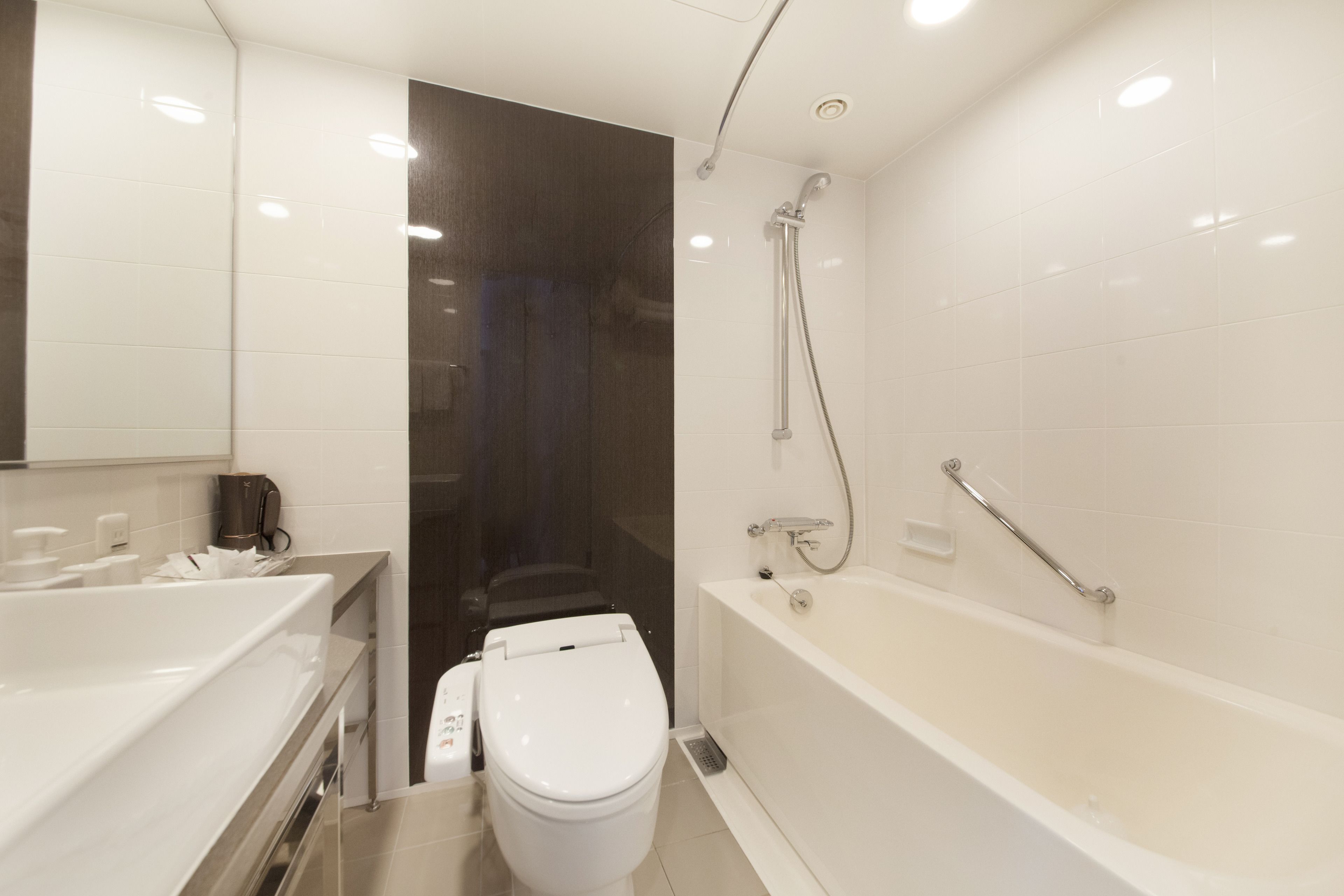 combined shower/bathtub, deep-soaking bathtub, free toiletries