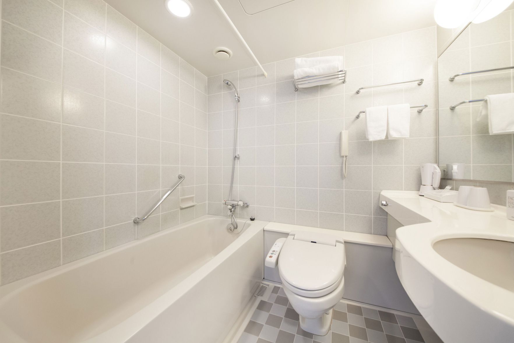 Badkamer | Een bad/douchecombinatie, een diep bad, gratis toiletartikelen