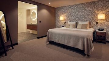 Suite | Badkamer | Een aparte badkuip en douche, een diep bad, gratis toiletartikelen