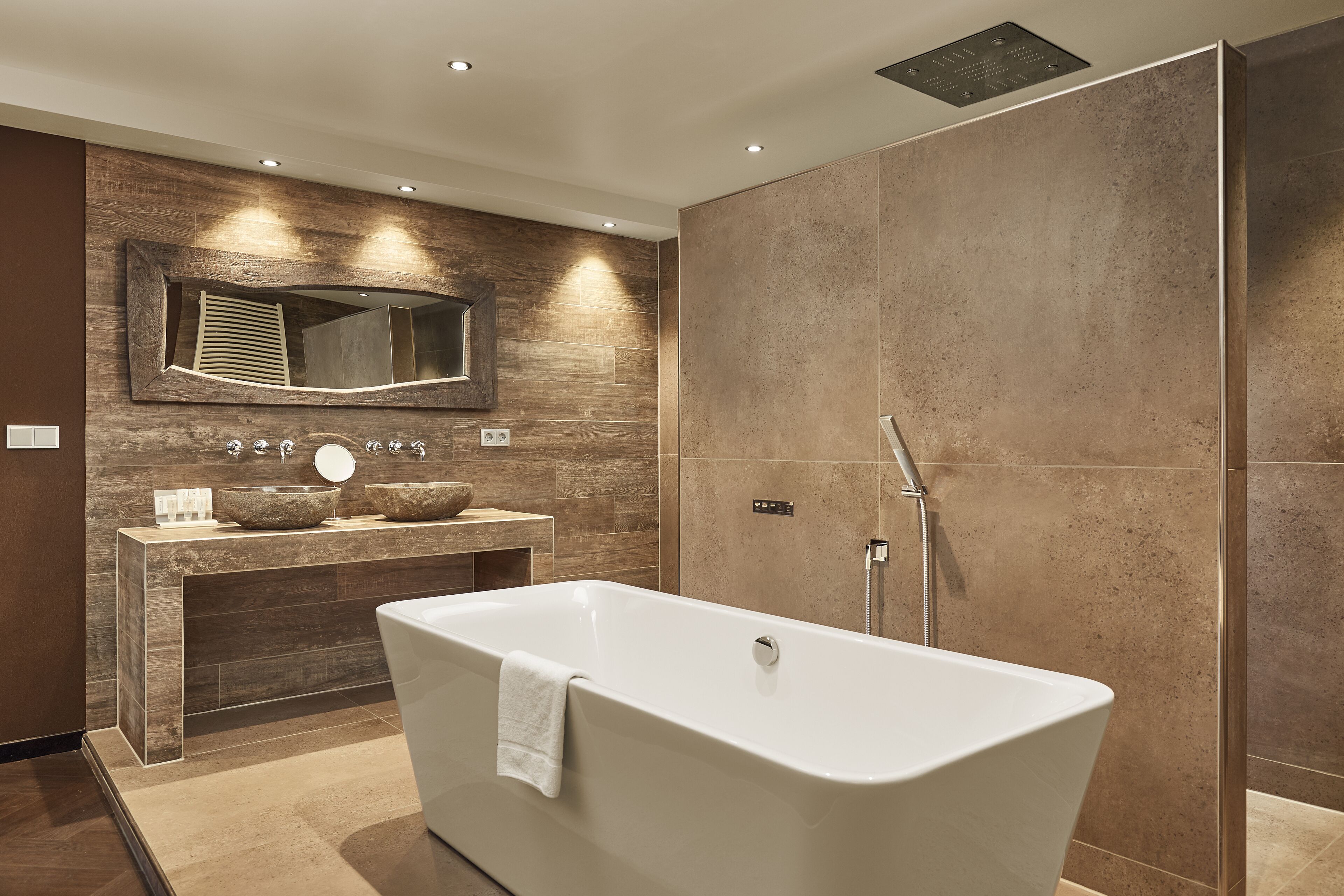 suite | bathroom | separate bathtub and shower, deep-soaking bathtub, free toiletries