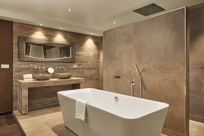 Suite | Badkamer | Een aparte badkuip en douche, een diep bad, gratis toiletartikelen