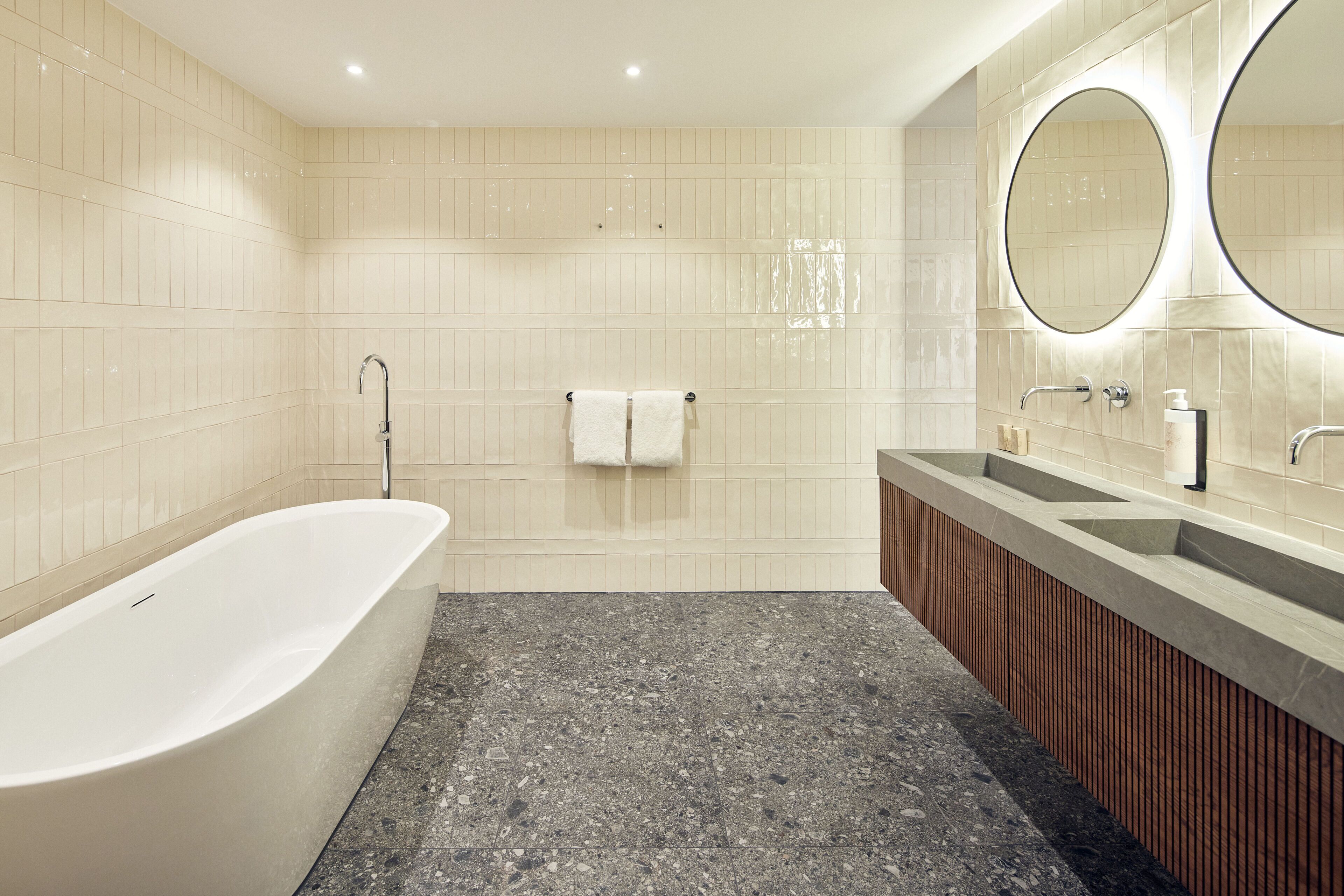 suite | bathroom | separate bathtub and shower, deep-soaking bathtub, free toiletries