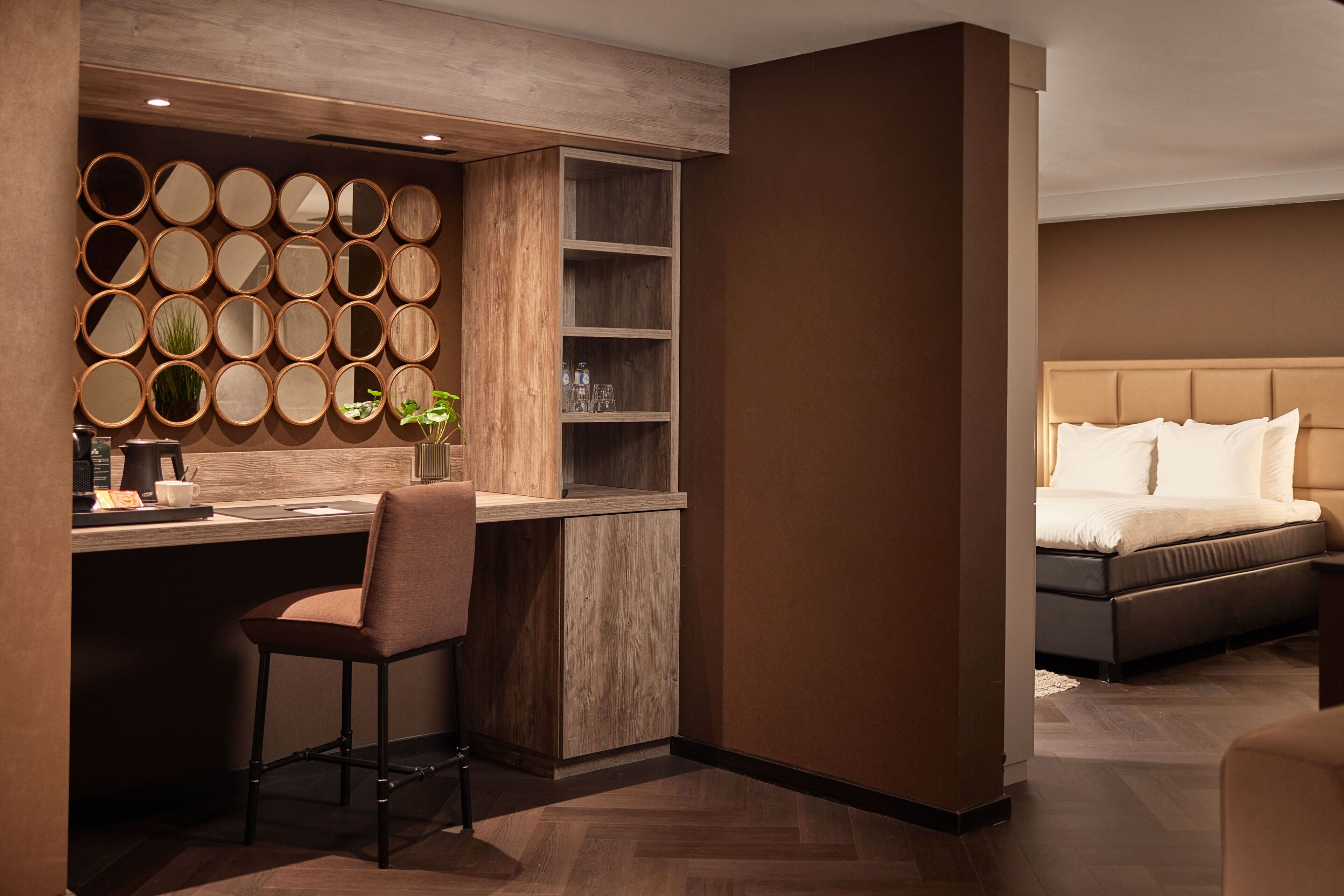 suite | minibar, in-room safe, desk, soundproofing