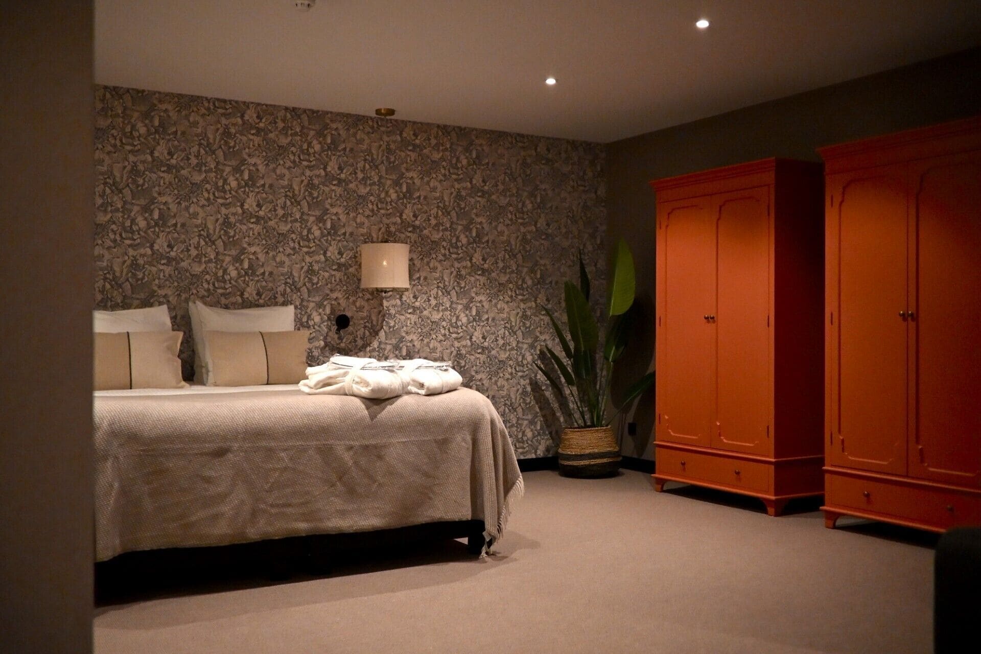 suite | minibar, in-room safe, desk, soundproofing