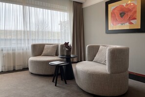 Suite – junior (Classic) | Minibar, safe på rommet, skrivebord og lydisolert