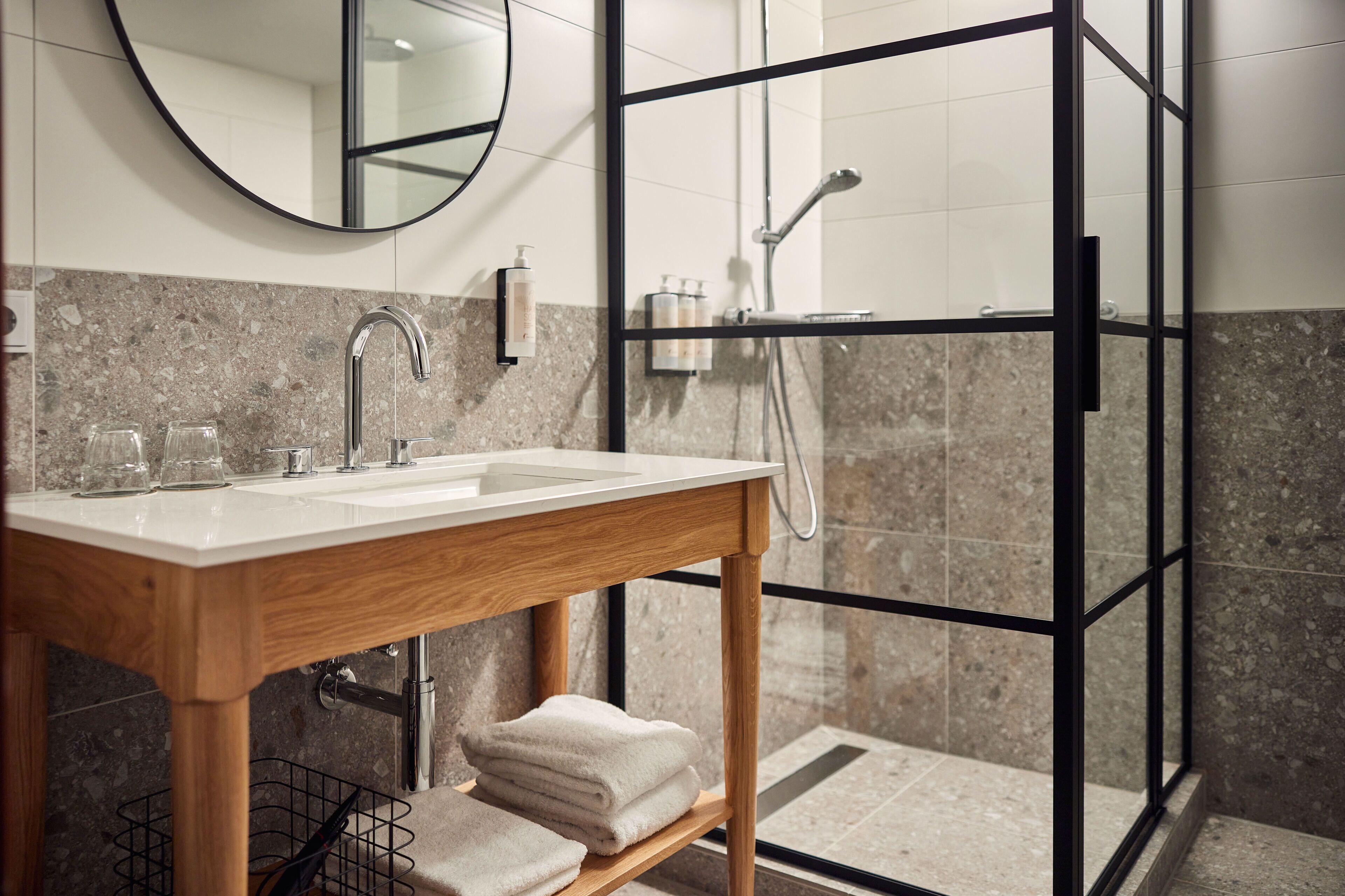 deluxe room | bathroom | separate bathtub and shower, deep-soaking bathtub, free toiletries