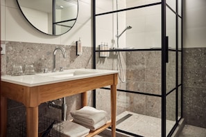 Habitación Deluxe | Baño | Tina y regadera independientes y tina profunda