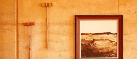 Un cuadro de paisaje enmarcadosobre una pared con textura.