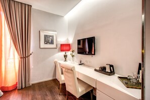 Standard Double Room | Minibar, in-room safe, desk, soundproofing - Boutique Hotel Roma (Rome)