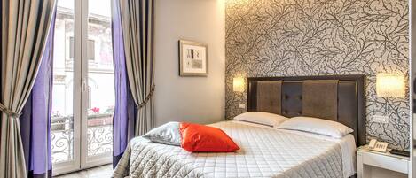 Superior tweepersoonskamer | Een minibar, een kluis op de kamer, een bureau, geluiddichte muren