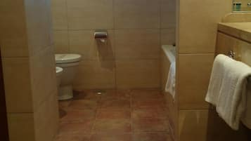ArtĂculos de tocador gratuitos, secador de pelo, bidet, toallas