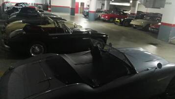 Eine Parkgarage mit mehreren klassischen Autos, ordentlich in Reih und Glied abgestellt.