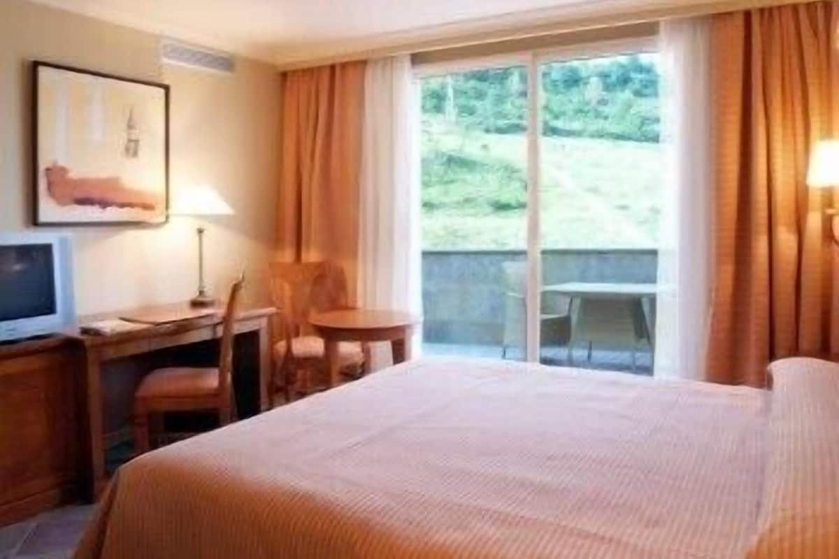 Double Room Single Use | Minibar, in-room safe, desk, laptop workspace