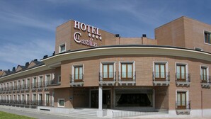 Um hotel com fachada curva, várias varandas e uma placa grande.
