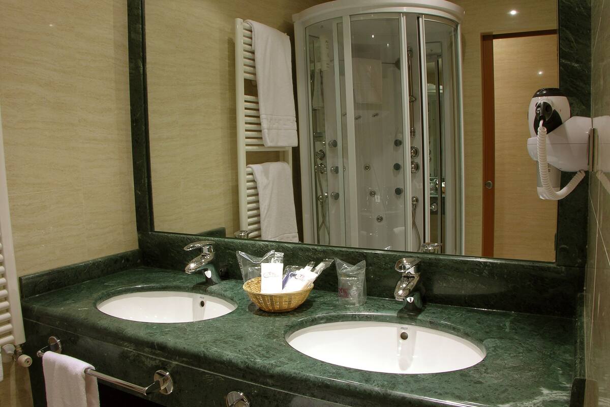 minibar, in-room safe, desk, blackout curtains