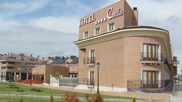Ein Hotel mit einer gebogenen Fassade und einem Schild, auf dem "HOTEL Castilla" steht.