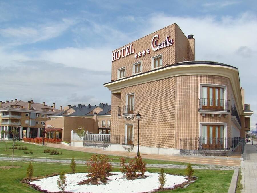 Un hotel amb una façana corbada i un rètol que diu "HOTEL Castilla".