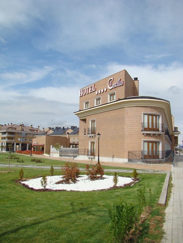 Un hotel con fachada curva y un letrero que dice "HOTEL Castilla".