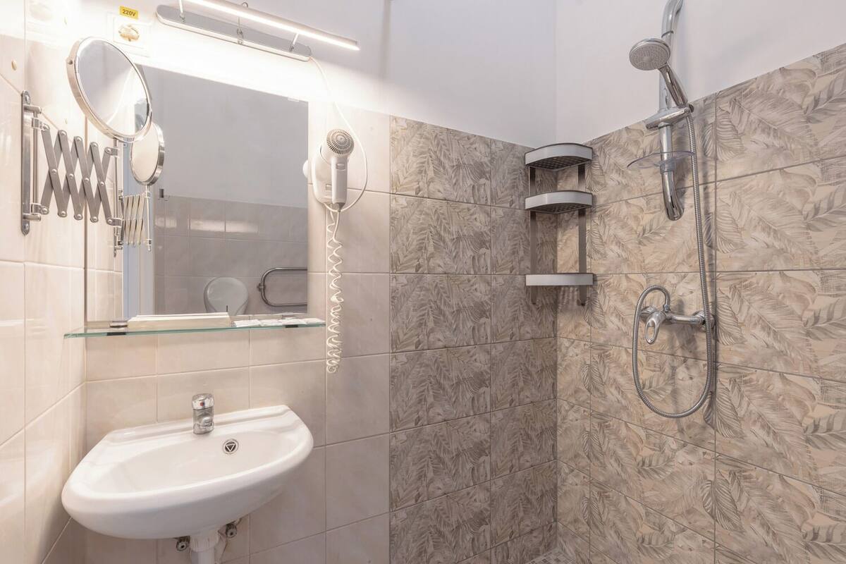 Deluxe twin room | Bathroom | Hair dryer, towels, shampoo