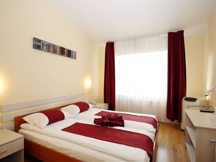 Hypo-allergenic bedding, in-room safe, desk, iron/ironing board