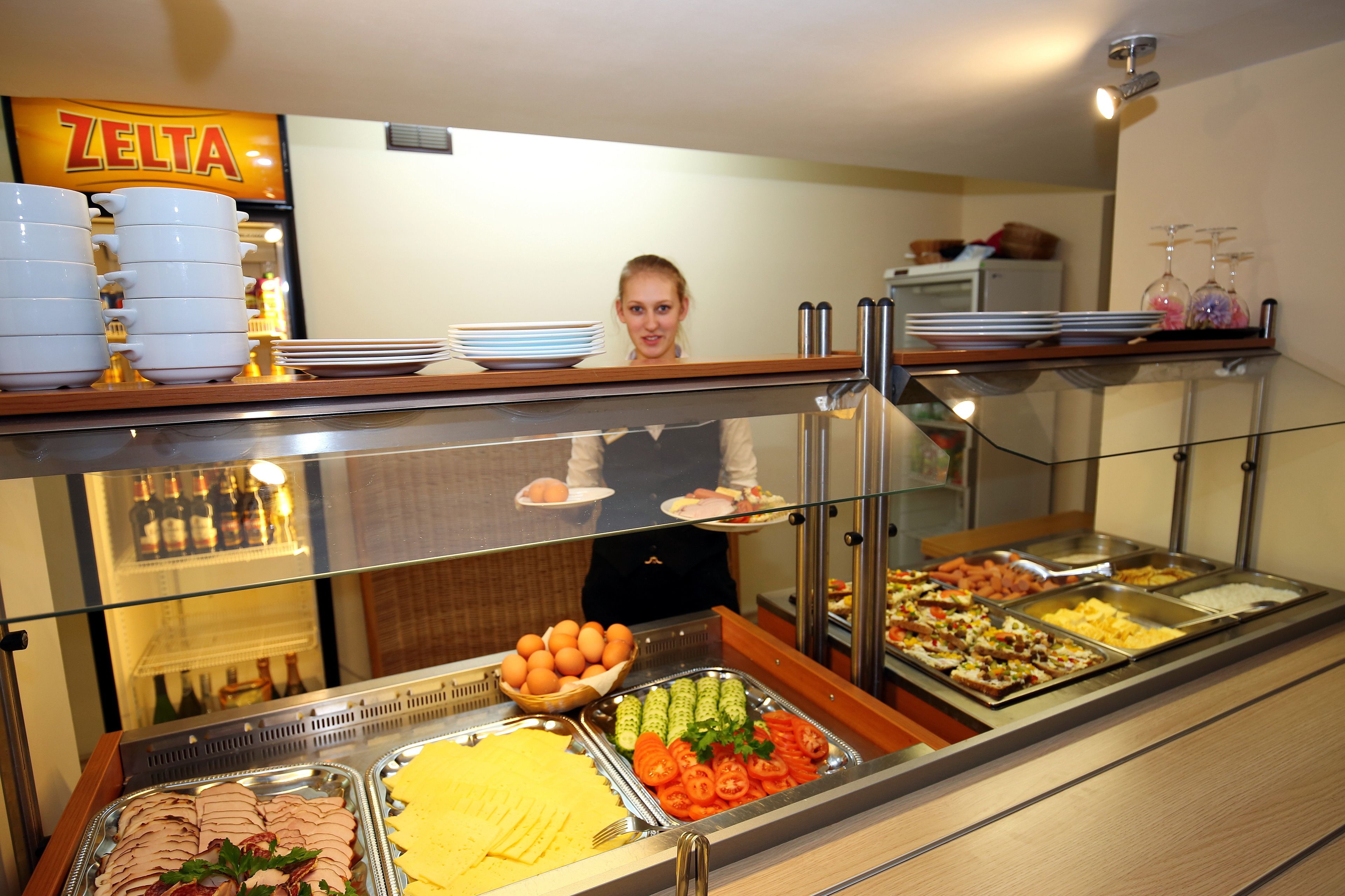 Daily to-go breakfast (EUR 4 per person)