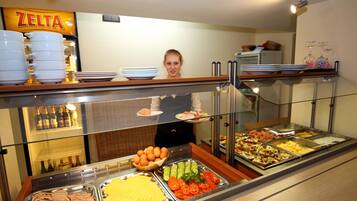 Daily to-go breakfast (EUR 4 per person)