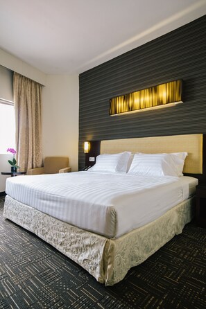 Executive Double or Twin Room | Minibar, in-room safe, desk, blackout drapes - Hotel Royal Queens (Singapore)