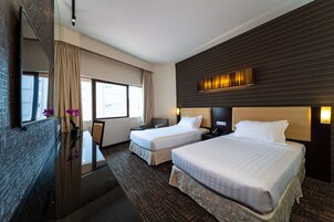 Minibar, caja de seguridad en la habitación y escritorio 