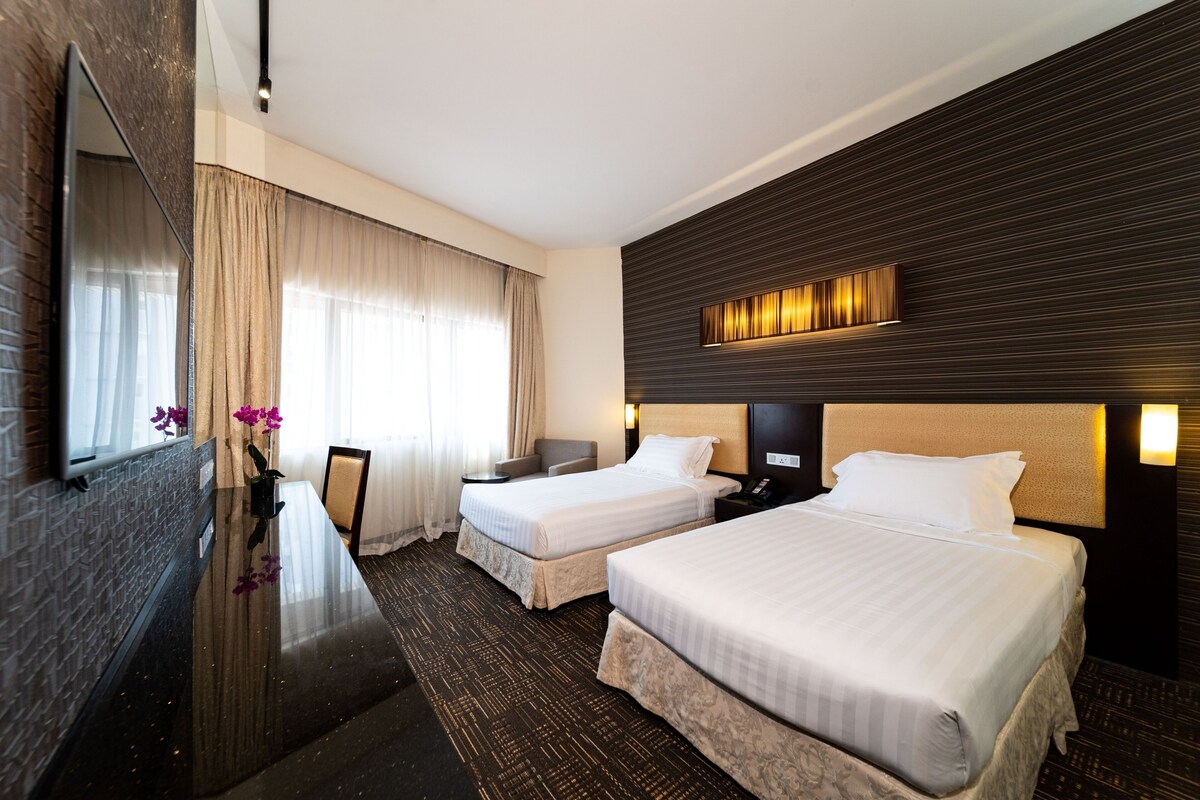 Executive Twin Room, City View | Minibar, in-room safe, desk, blackout drapes